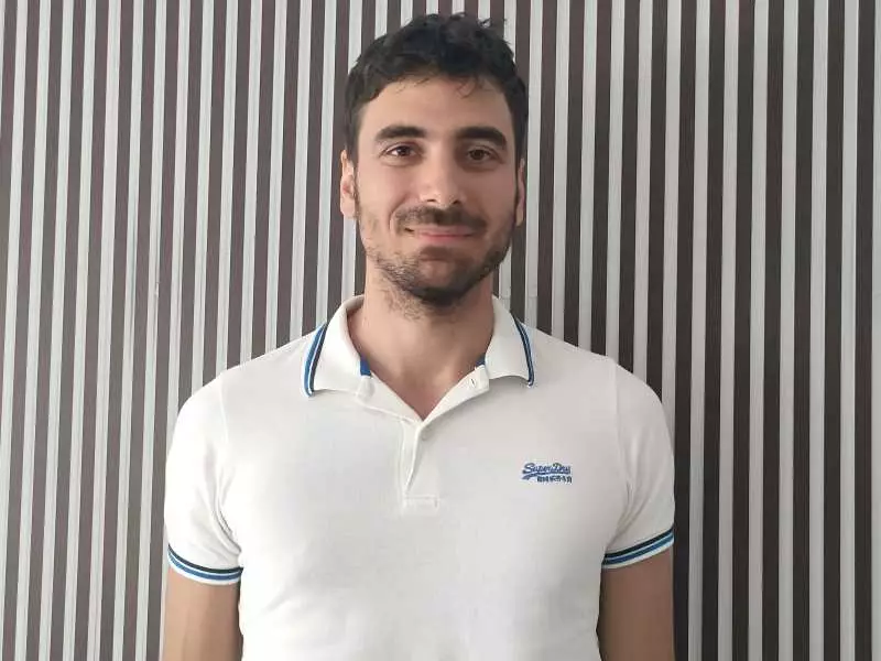 Mihai, un medic specialist în oncologie pediatrică, lucrează de un an în construcții. De ce nu poate fi angajat la spital